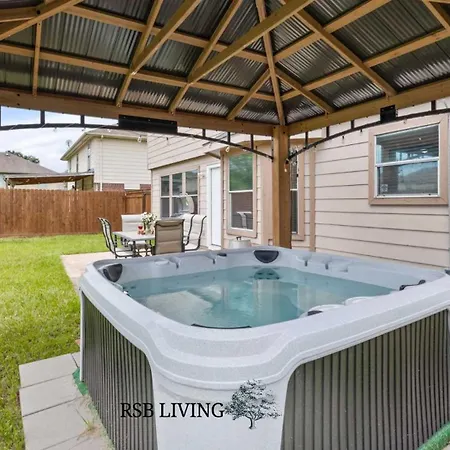 Brand New 4Br 2Ba Holiday Home With Hot Tub